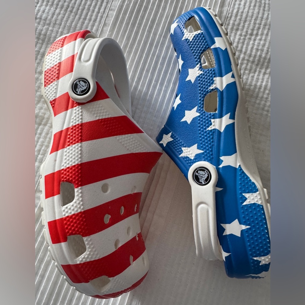 Crocs Patriotic USA Red White & Blue
UNISEX Men’s Size: 7  Women’s Size: 9